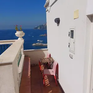 https://camera-matrimoniale-piccina-piccina-con-vista-sul-porto.hotels-amalfi.com
